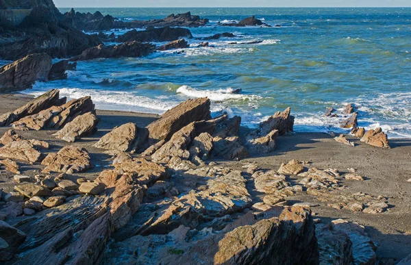 Пляж и скалы в Илькомбе, Девон, Англия — стоковое фото