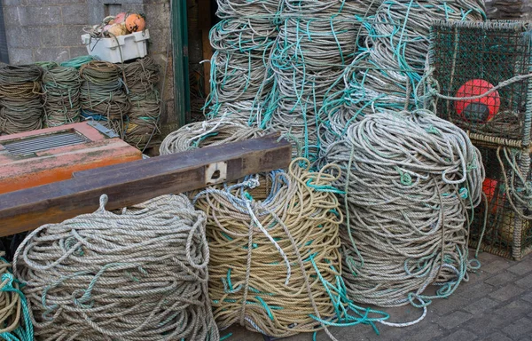 Spoelen van touw op haven muur, Ilfracombe, Devon, Engeland — Stockfoto