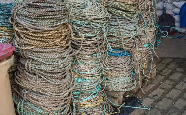 Kotouče lana na přístavní zdi, Ilfracombe, Devon, Anglie — Stock fotografie