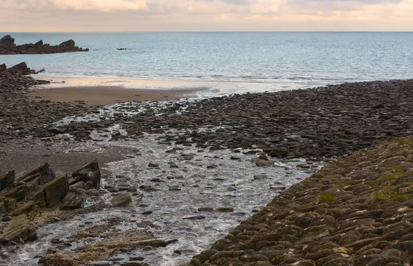Liten vik och strand i North Devon, England — Stockfoto