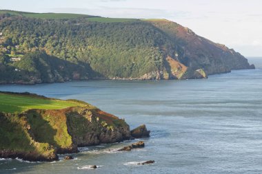Lynton yakınlarındaki sahil şeridi, Devon, İngiltere