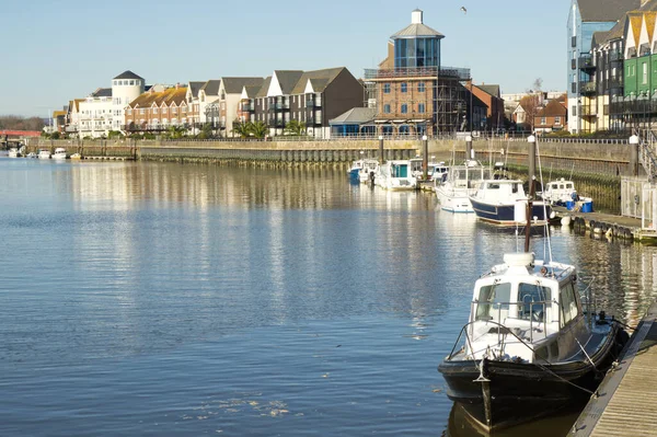 Littlehampton Engeland November 2019 Moored Boats Apartment Buildings River Arun — Stockfoto