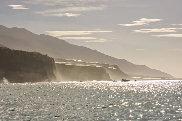 カナリア諸島ラ パルマ島西海岸のタザコルテ島付近の海岸線と大西洋 — ストック写真
