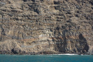 Atlantik kıyısındaki kaya tabakası Tazacorte yakınlarında La Palma, Kanarya Adaları 'nın batı kıyısında.