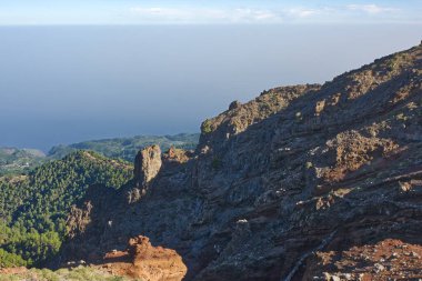 Kanarya Adaları 'ndaki La Palma' daki Roque de los Muchachos 'daki volkan kraterinin kenarından görüntü.