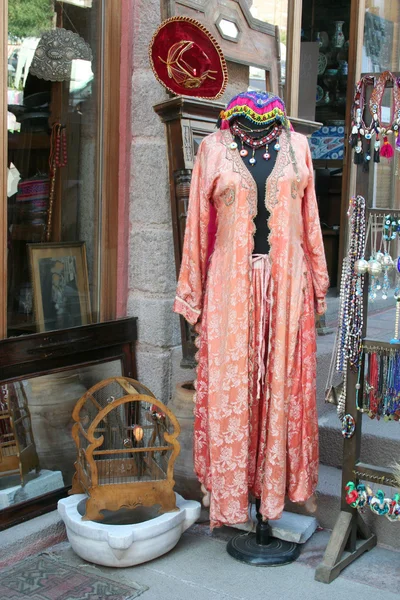 传统土耳其服装在集市上 — 图库照片