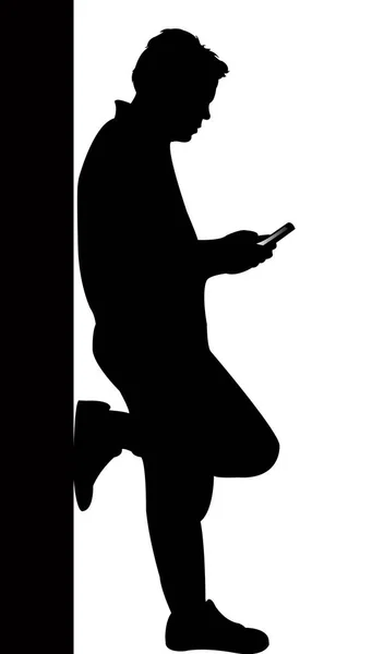 Человек проверяет свой мобильный телефон, вектор силуэта — стоковый вектор