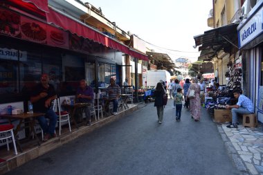 Ankara / Türkiye-29,08,2019: Ankara, Ulus 'ta bir sokak. İnsanlar caddedeki restoranlarda yürüyor, alışveriş yapıyor ve test ediyorlar..