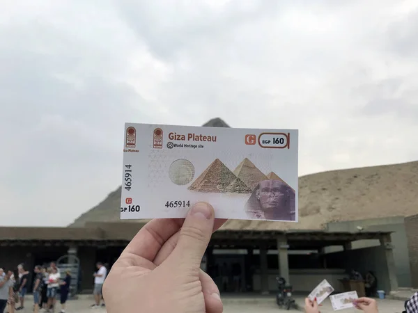 Man Som Innehar Giza Pyramid Ticket Med Stora Pyramiderna Bakgrunden — Stockfoto