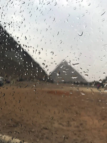Büyük piramitlere ıslak camdan bak, Giza, Mısır