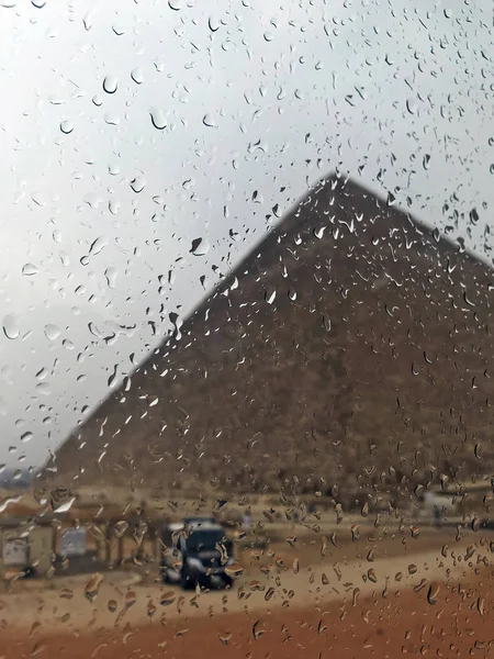 Büyük piramitlere ıslak camdan bak, Giza, Mısır