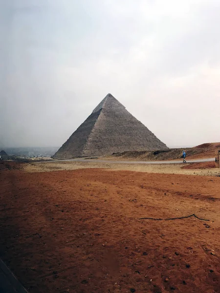Mısır 'ın Kahire kenti yakınlarındaki Büyük Giza Piramidi manzarası