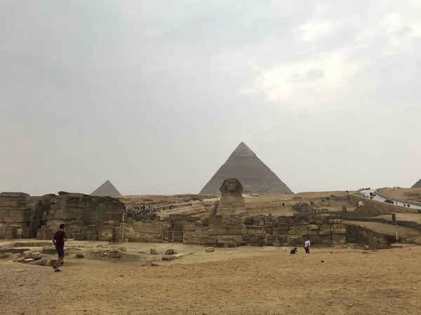 Μεγάλη Σφίγγα Και Πυραμίδες Στη Γκίζα Της Αιγύπτου — Φωτογραφία Αρχείου