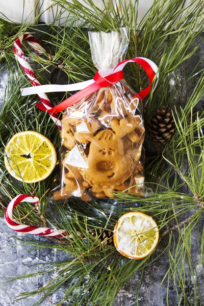 Fundo Festivo Natal Com Abeto Bengala Natal Biscoitos Gengibre Embalados — Fotografia de Stock