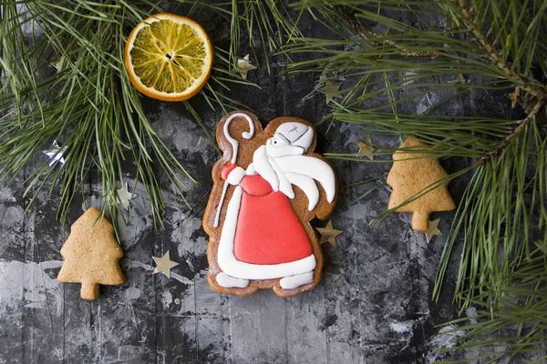 Fundo Festivo Natal Pão Gengibre Papai Noel Dois Biscoitos Árvore — Fotografia de Stock