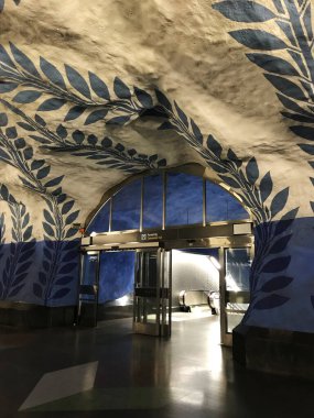 Metro sanatı: T-Centralen istasyonu, Stockholms metrosunun ana merkezi, mavi hat platformu, İsveç