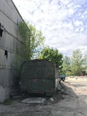 Terk edilmiş yeşil vagon evi. .