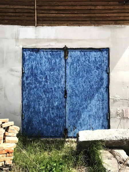Een Oude Garagedeur Blauw Gekleurd Van Geperst Spaanplaathout — Stockfoto