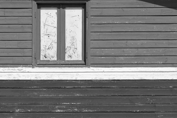 Fragmento viejo pared de la casa de madera y ventana — Foto de Stock