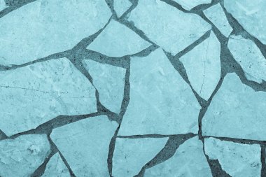 mavi renk doğal taş parçasına kattan