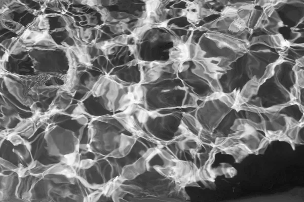 Abstrakte Textur von brillantem Wasser silbrig graue Farbe — Stockfoto