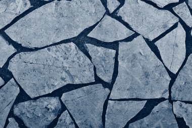 mavi renk doğal taş parçasına kattan