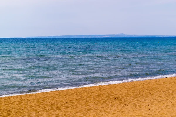 Natuurlijke achtergrond de kust van de zee en hemel — Stockfoto