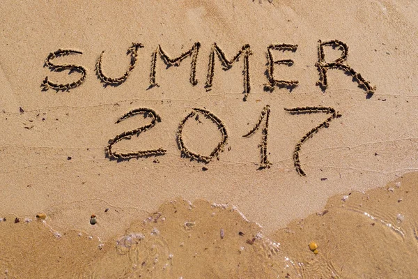Inscriptie op zand zomer 2017 — Stockfoto
