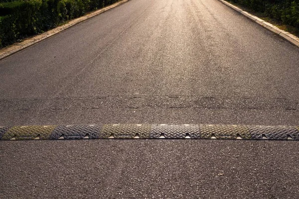 Carretera o la carretera asfaltada y joroba — Foto de Stock