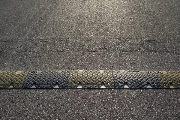 Den asfalterade vägen och puckel närbild — Stockfoto
