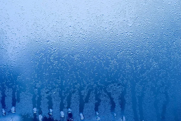 Абстрактная текстура замороженных капель воды голубого цвета — стоковое фото
