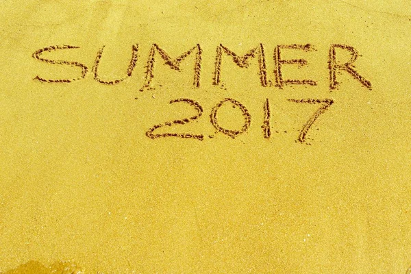 Palabra verano 2017 está escrito en una superficie arenosa — Foto de Stock