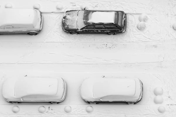 Coches en el invierno en la calle cubierta de nieve — Foto de Stock