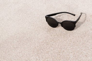 kumlu sahilde güneş gözlüğü portre
