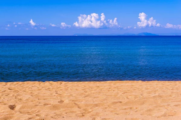 Helle Landschaft der Meeresküste und des Himmels mit Horizont — Stockfoto