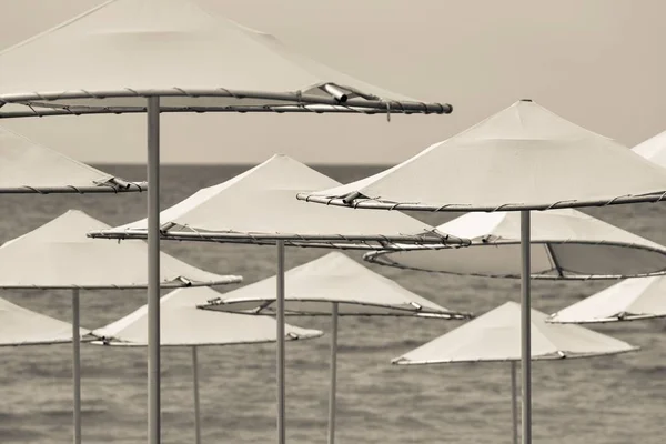 Solar napernyők Vértes bézs tónusú strandon — Stock Fotó