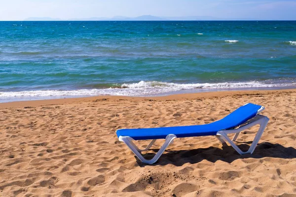 Лежак для загара на песчаном побережье — стоковое фото