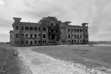 büyük eski bina yok