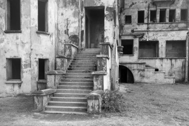 kısmen büyük eski bina tek renkli sesi yok