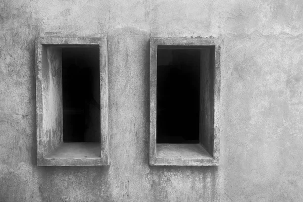 Dos aberturas de ventana en una pared de piedra de tono monocromo — Foto de Stock