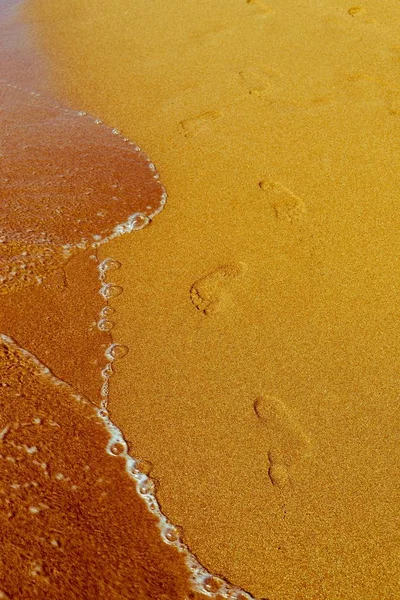 一只脚的人的双腿在砂质海岸上的痕迹 — 图库照片