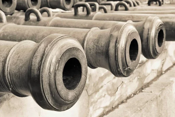 Old military trunks weapon of ancient cannons — Stock Photo, Image