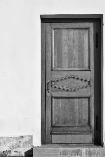 Una vecchia porta d'ingresso tono monocromatico — Foto Stock