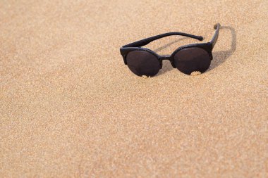 kumlu sahilde güneş gözlüğü portre