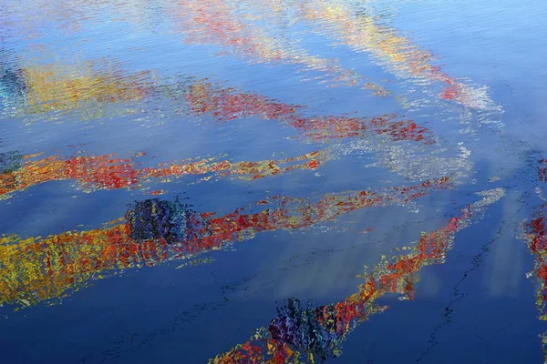 Abstract color reflection in water — Stock Photo, Image