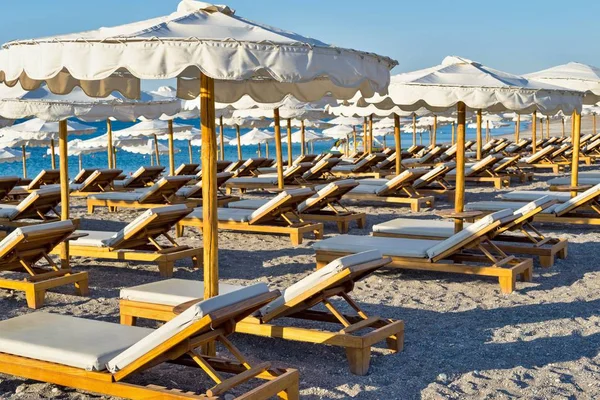 Beach beds and umbrellas closeup — Stock Photo, Image