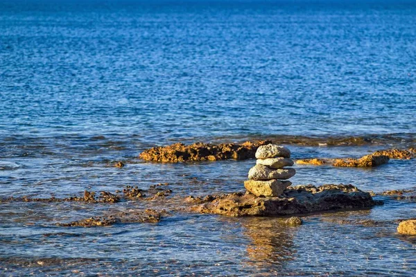 Stenen piramide op zee ruimte — Stockfoto