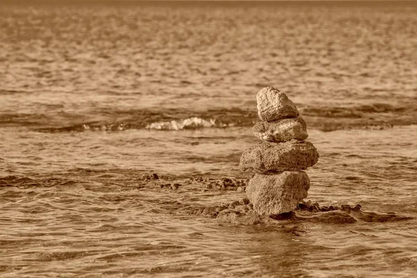 En stenpyramid på havet utrymme — Stockfoto