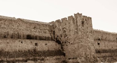 eski taş kale duvarına