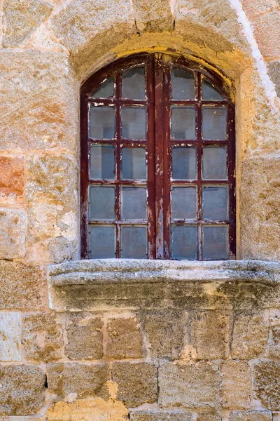 Vecchia finestra su un muro antico — Foto Stock